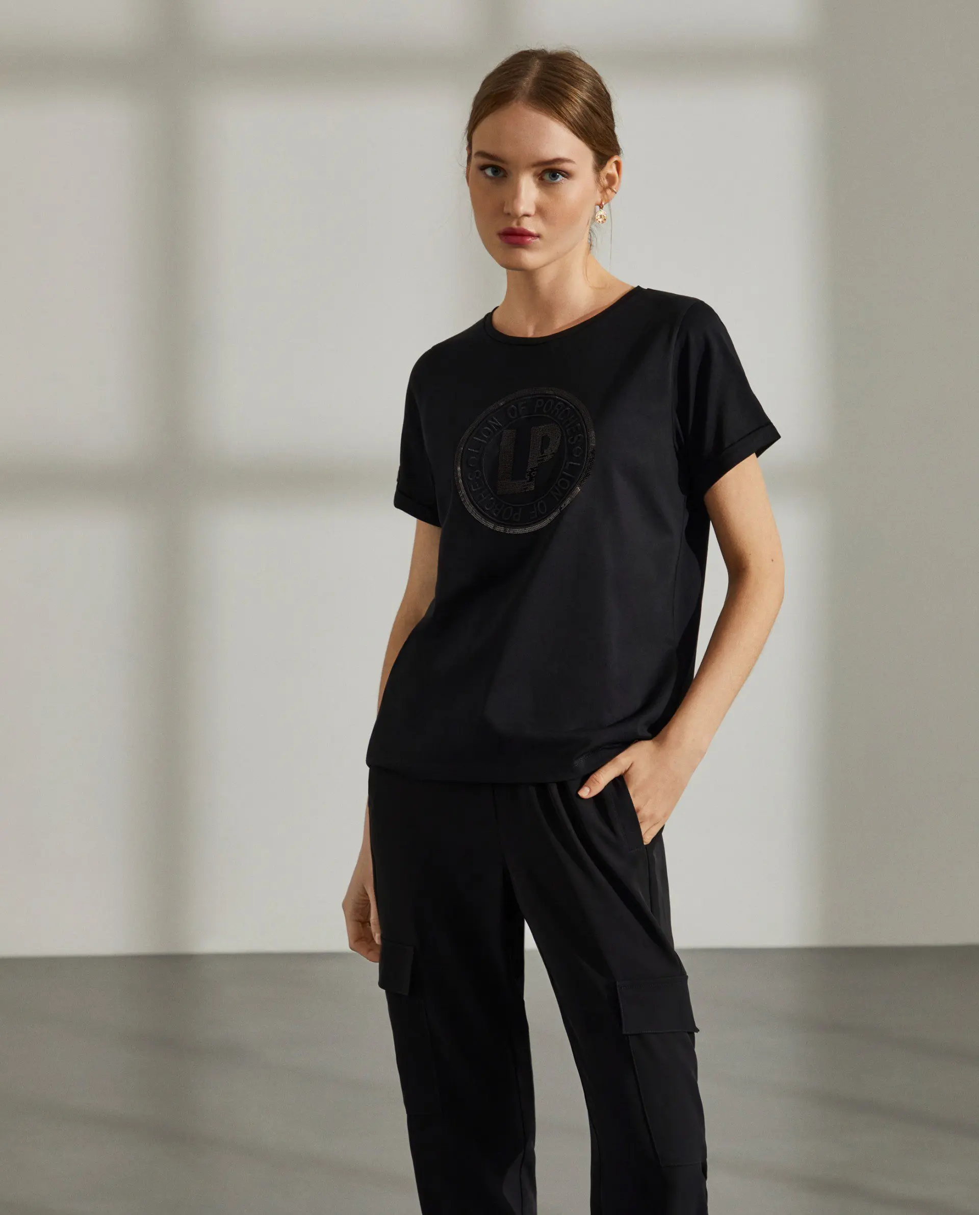 t shirt para mulher relaxed fit com gola redonda e branding