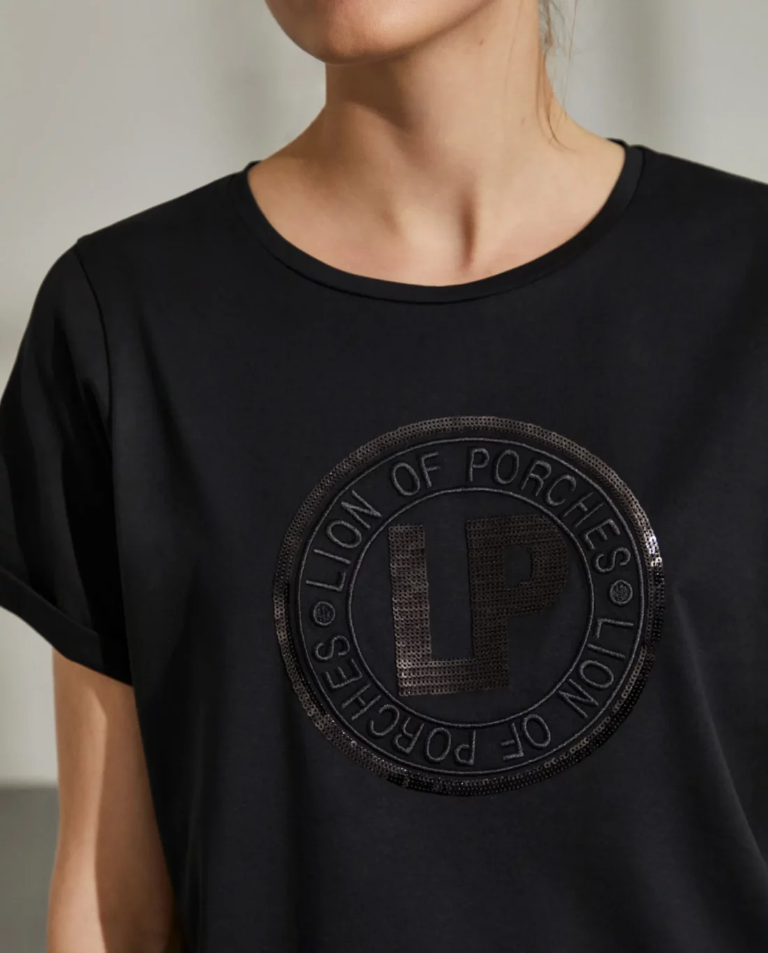 t shirt para mulher relaxed fit com gola redonda e branding