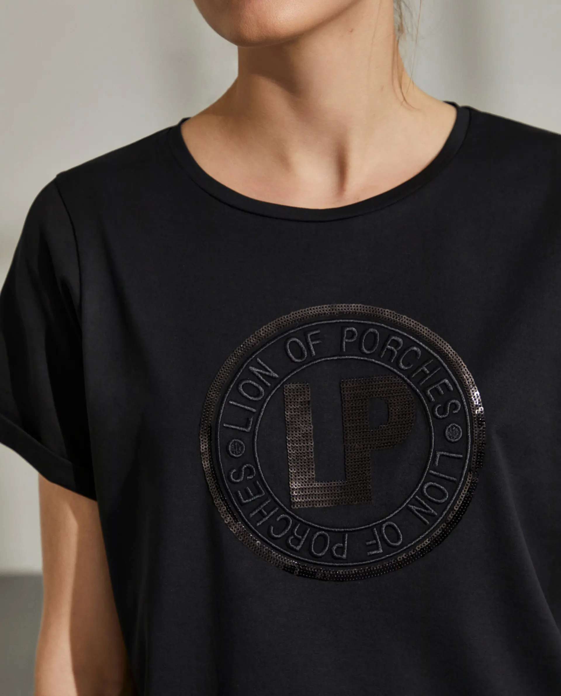 t shirt para mulher relaxed fit com gola redonda e branding