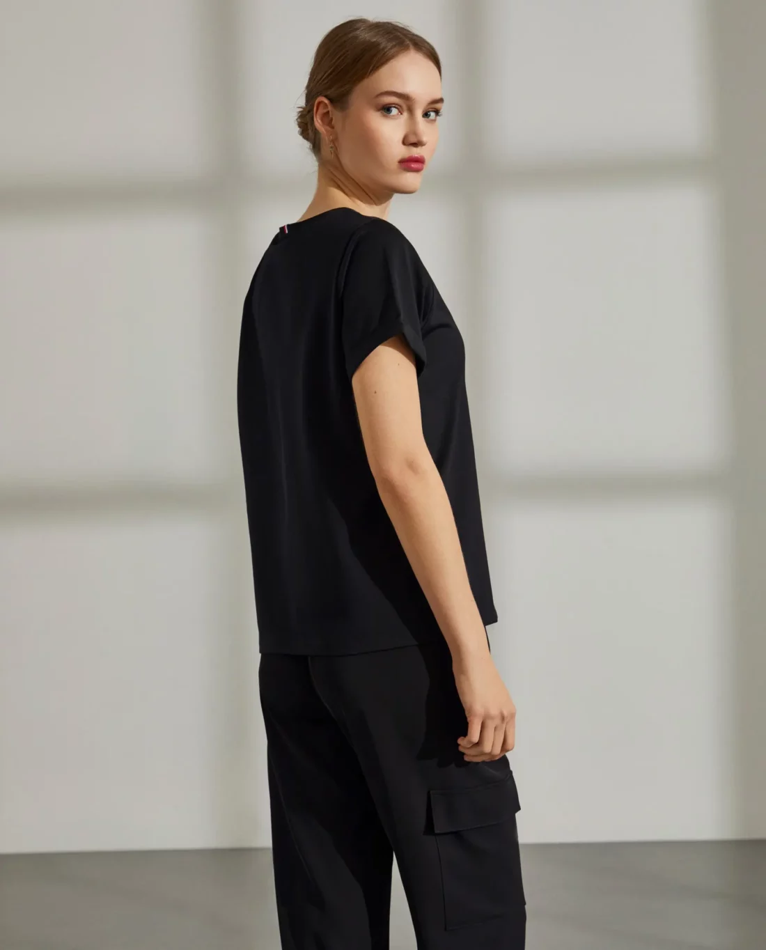 t shirt para mulher relaxed fit com gola redonda e branding