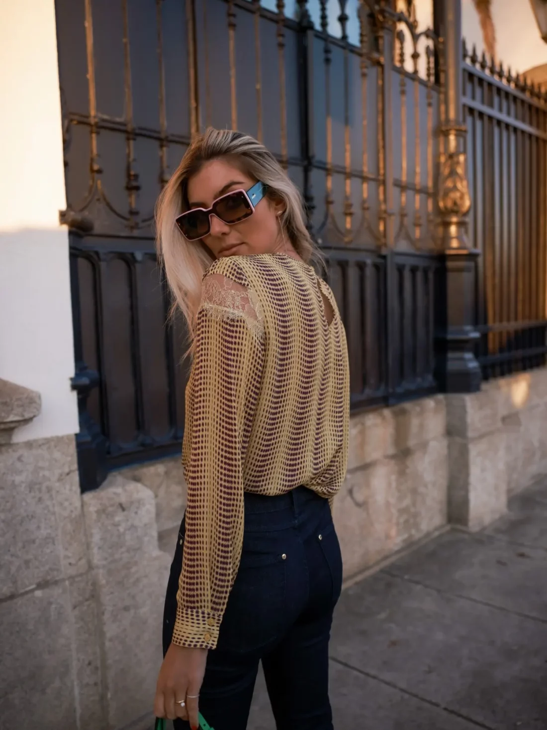 túnica estampada com encaixe em renda