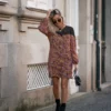 vestido estampado com encaixe liso