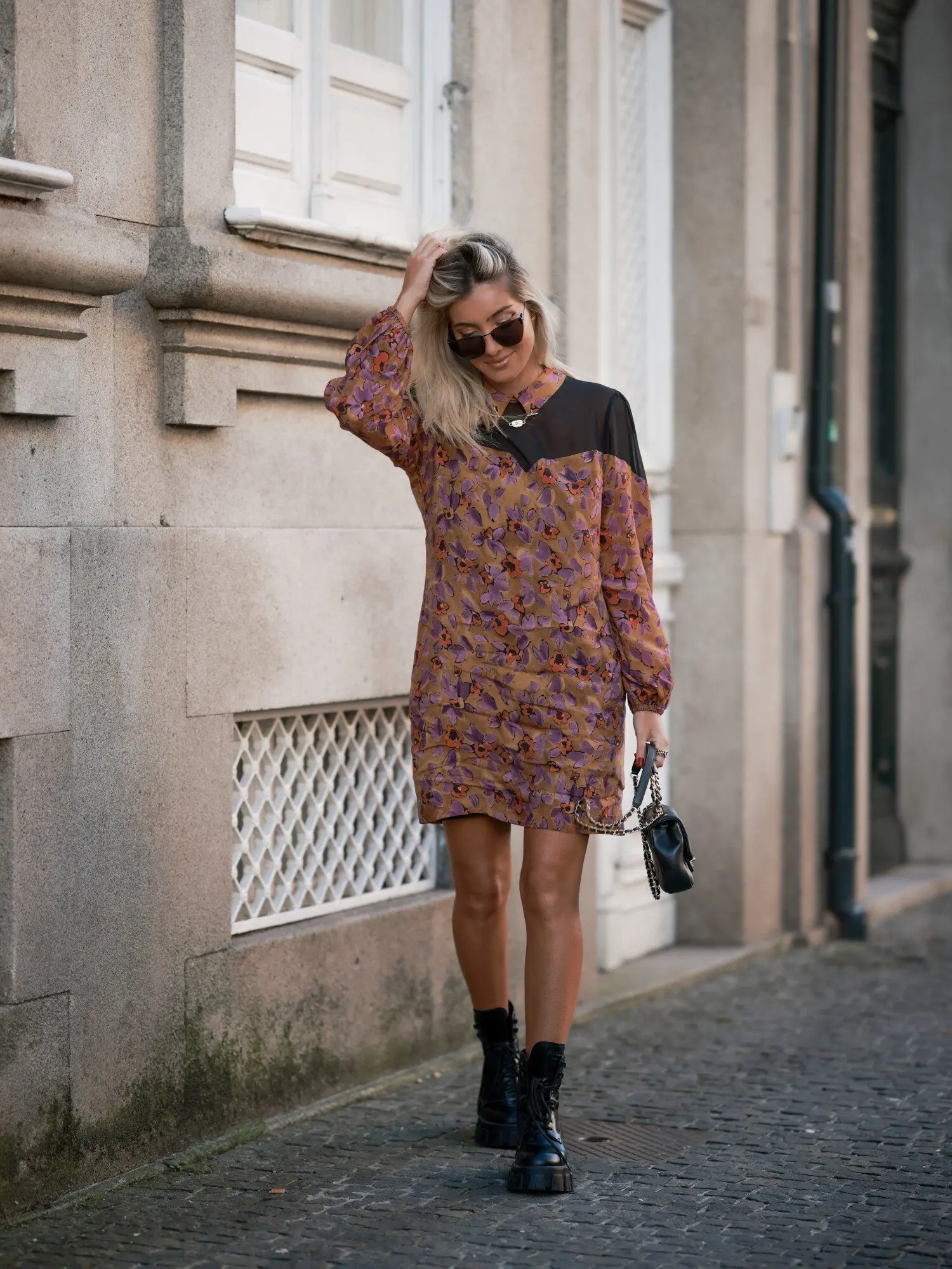 vestido estampado com encaixe liso