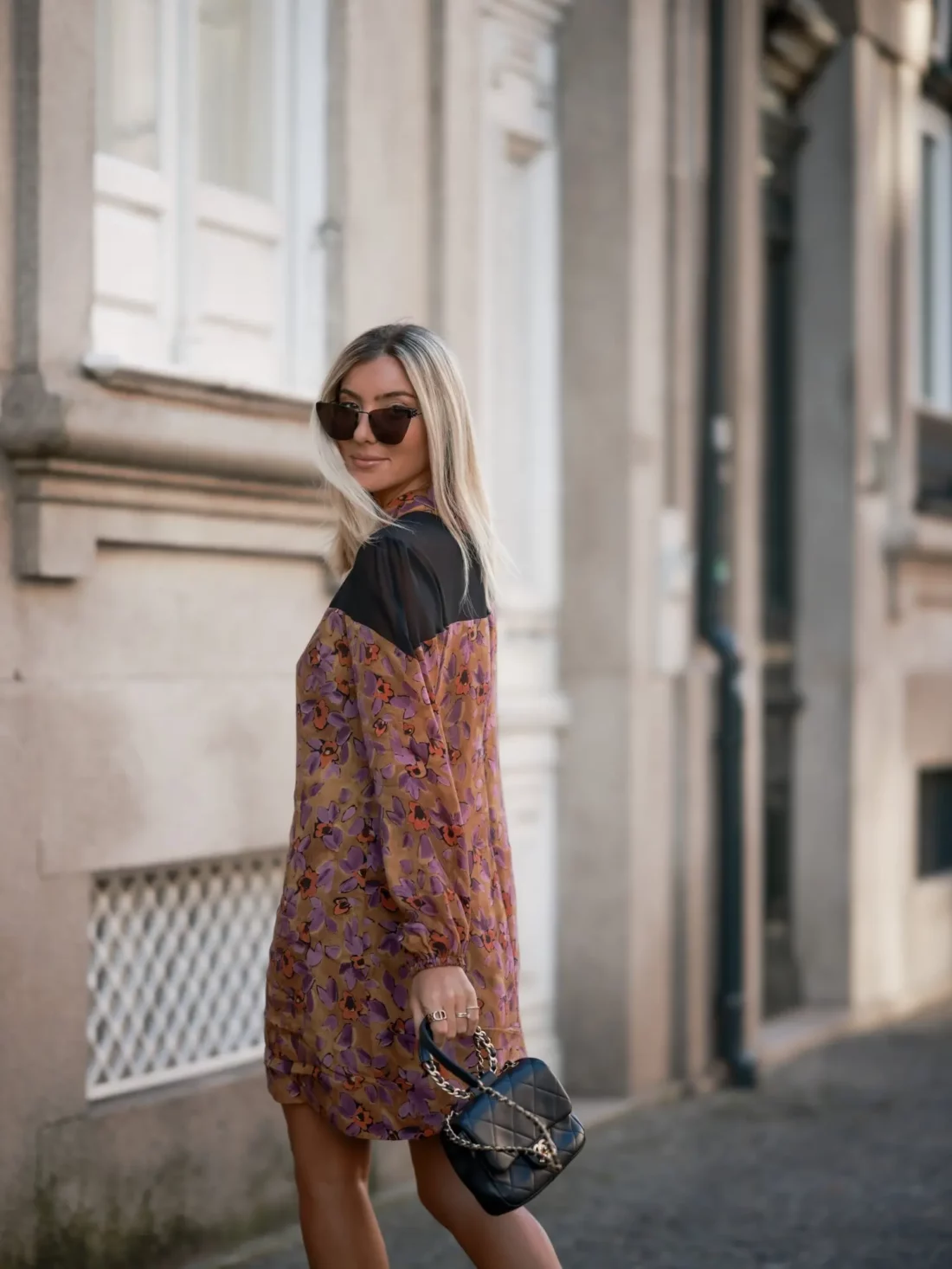 vestido estampado com encaixe liso