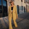 calça boca de sino com cinto e fivela metálico