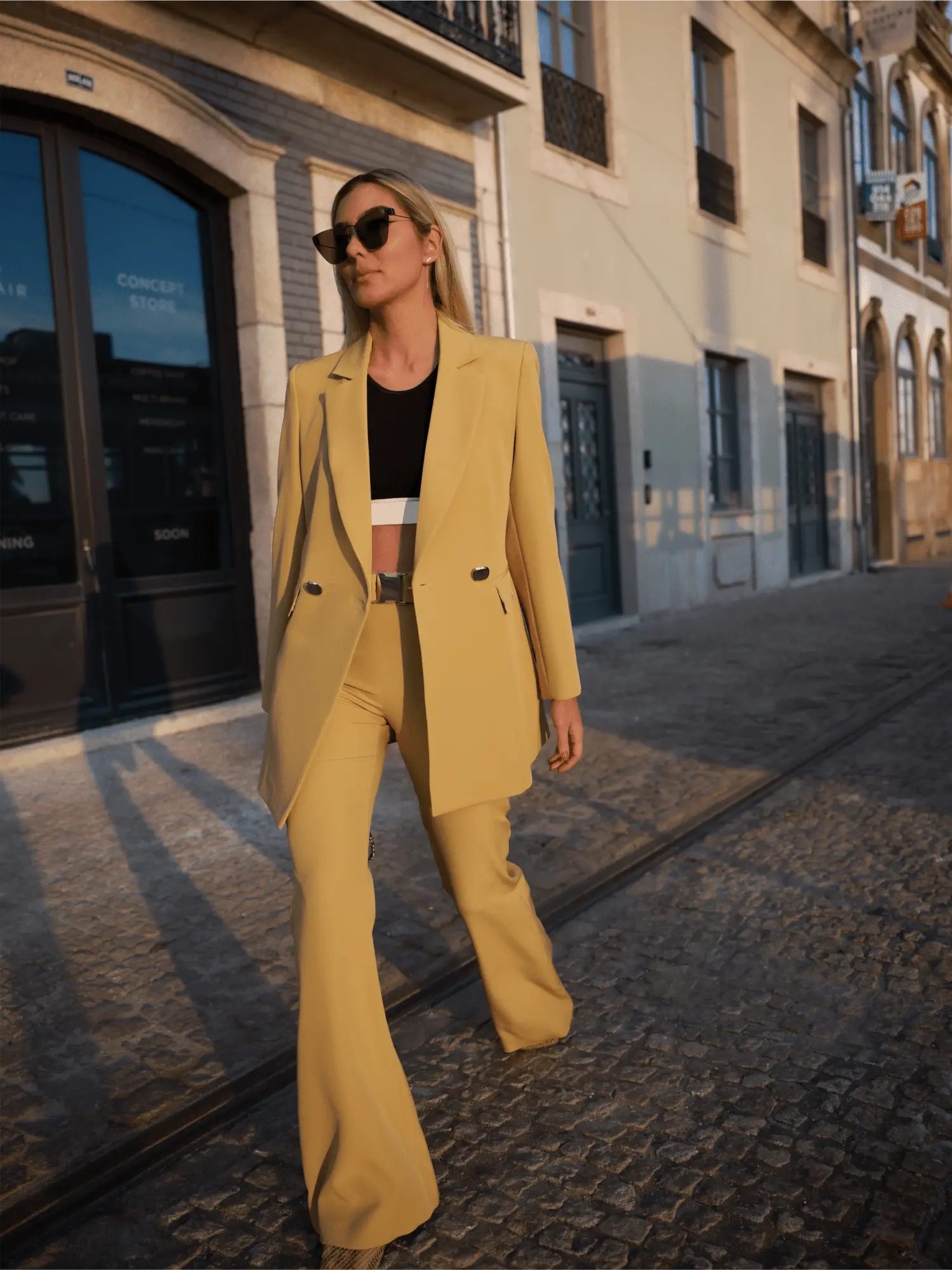 calça boca de sino com cinto e fivela metálico