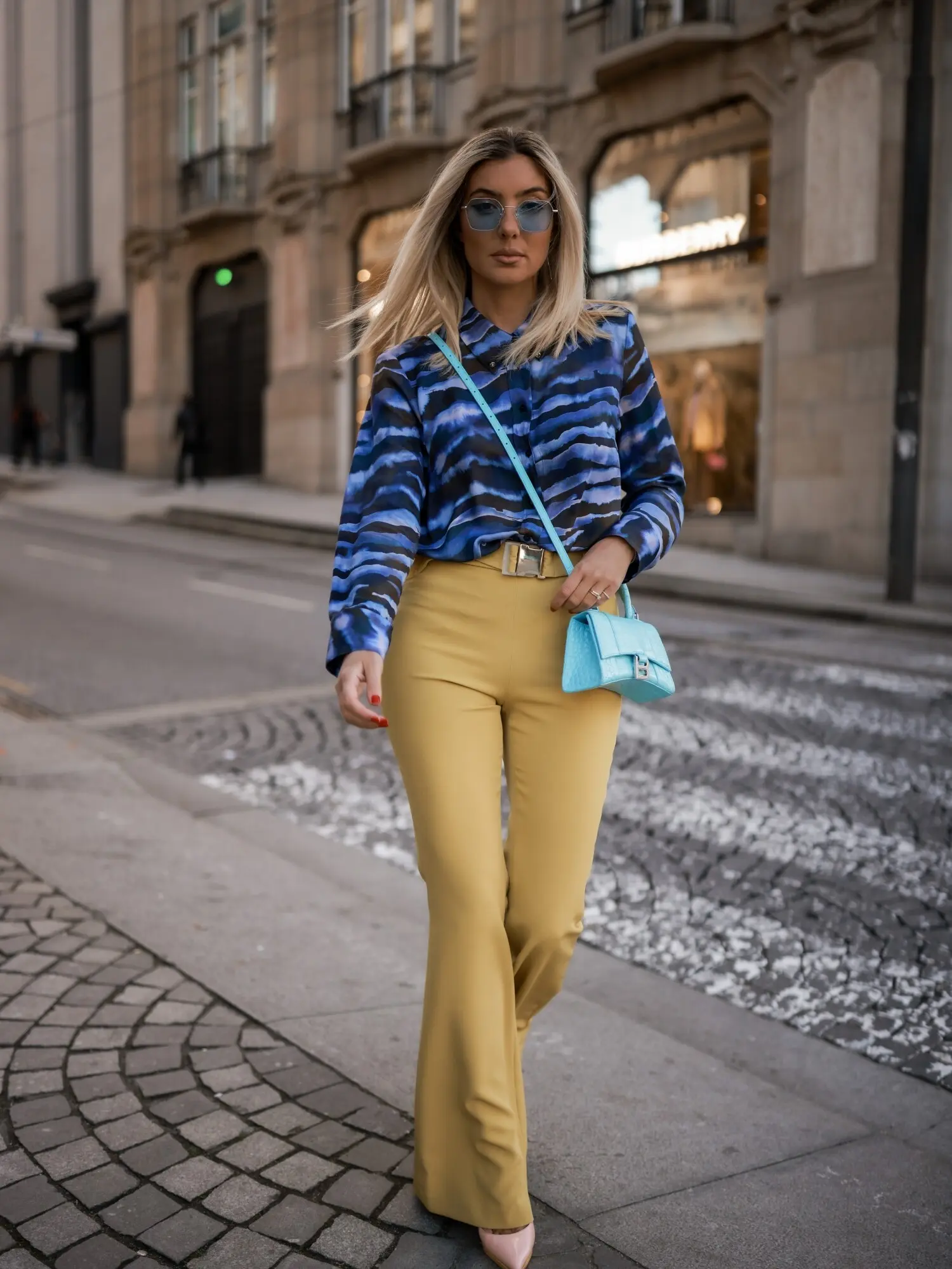 calça boca de sino com cinto e fivela metálico