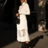 vestido plissado com aberturas a laser