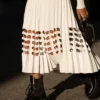 vestido plissado com aberturas a laser