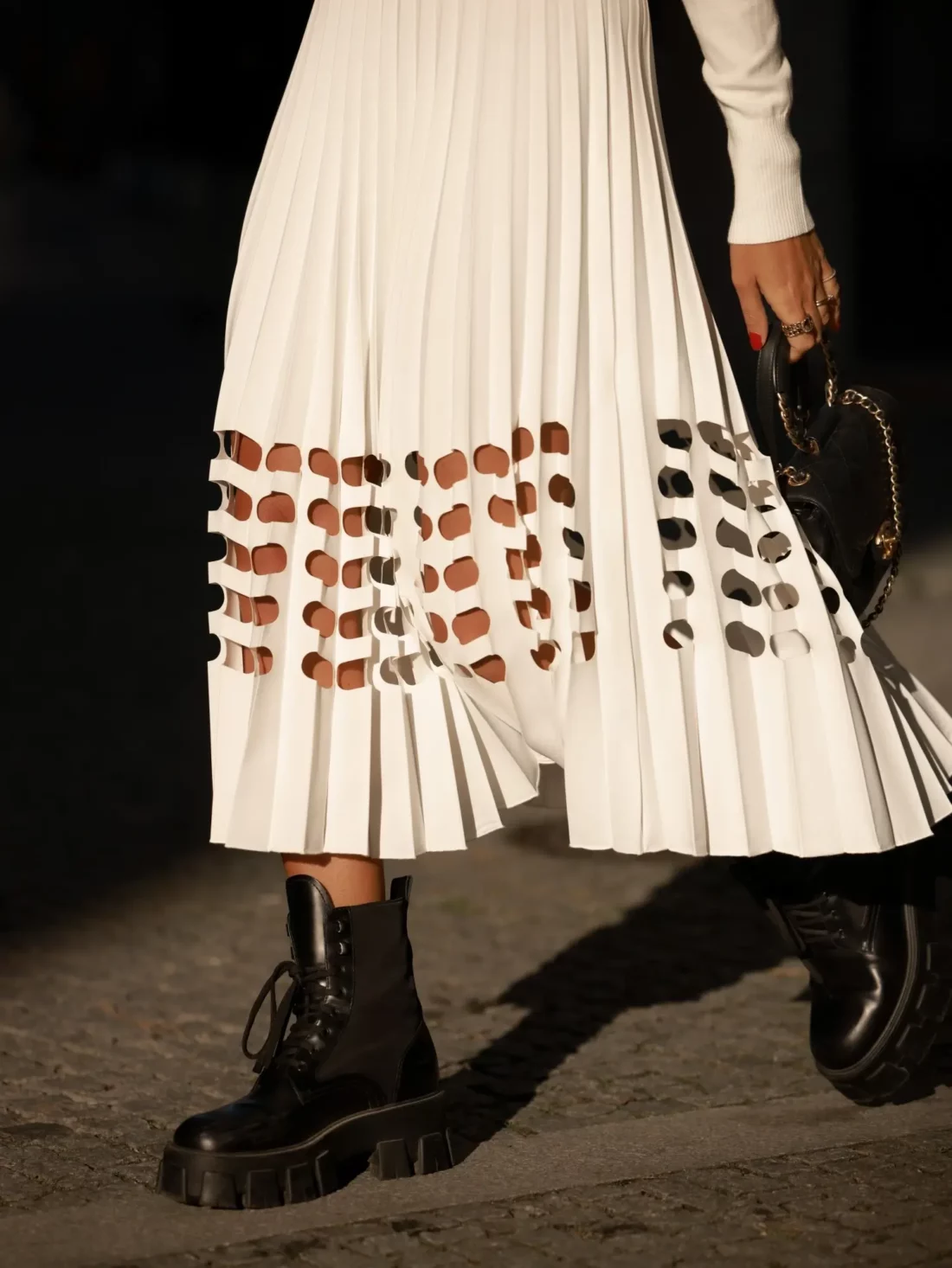 vestido plissado com aberturas a laser
