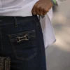 calça de ganga azul com bolso e aplicação