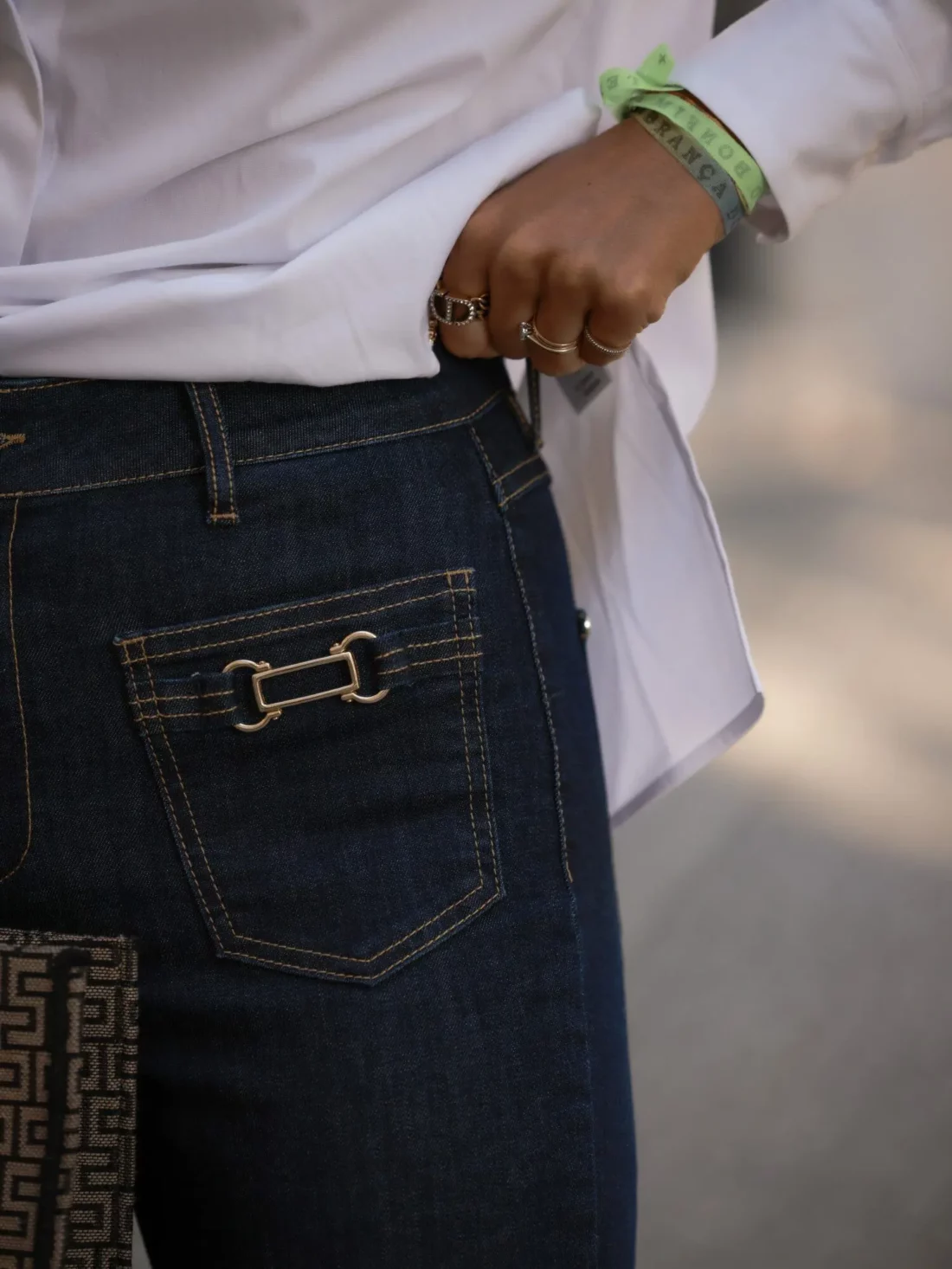 calça de ganga azul com bolso e aplicação