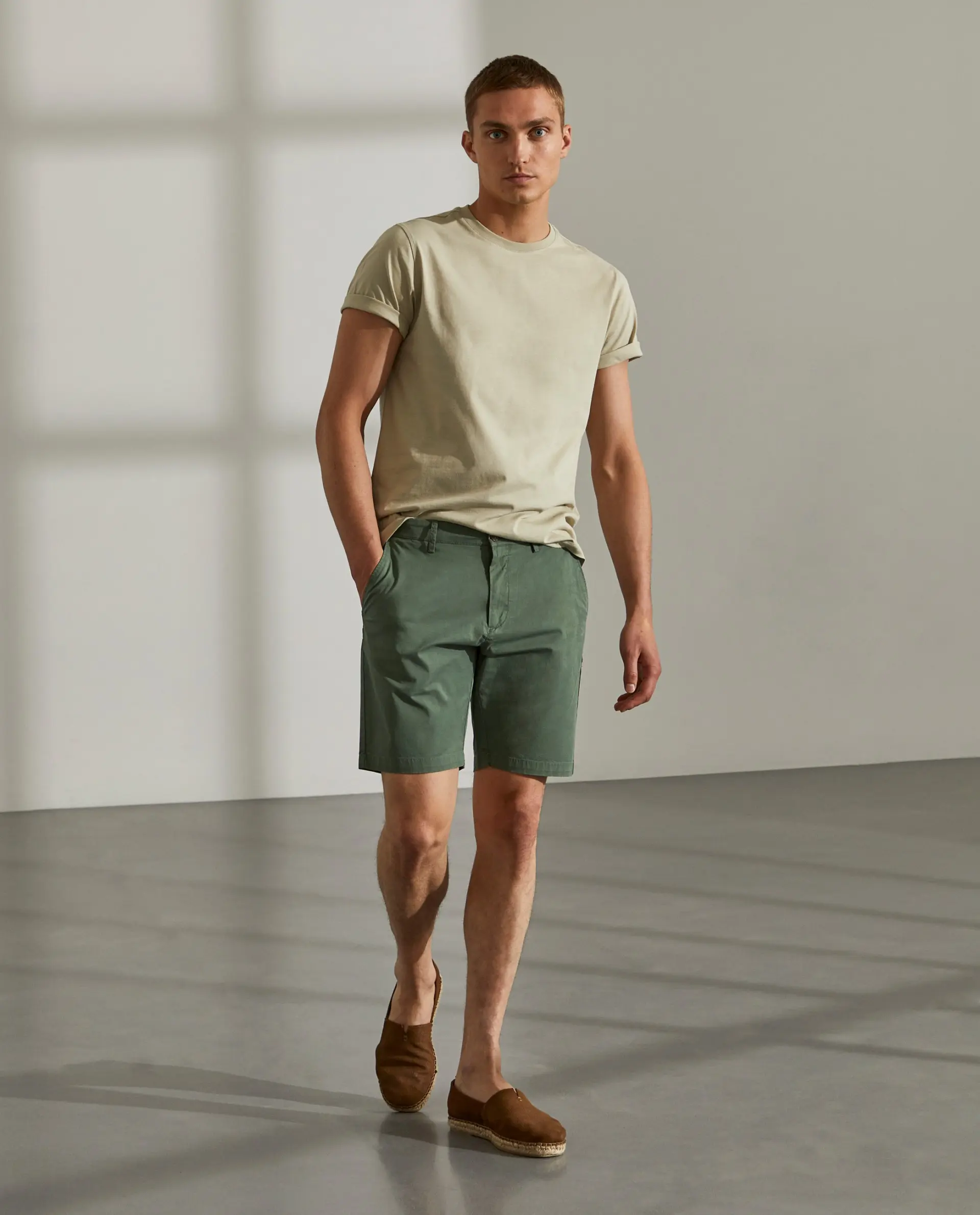 bermudas regular fit em sarja com bolsos