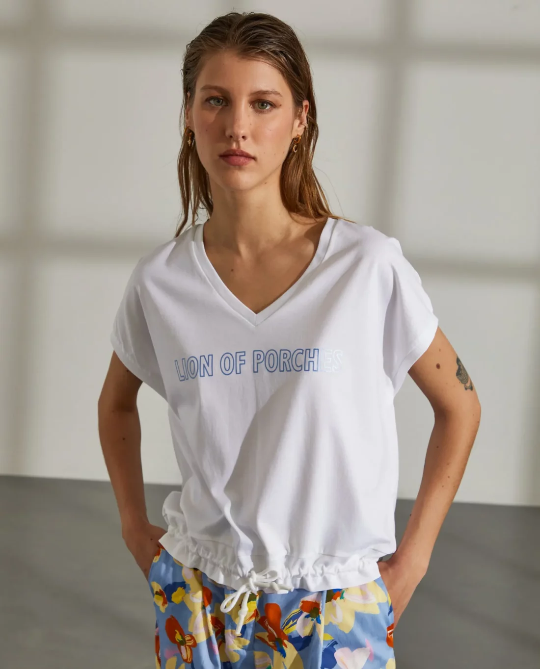 t shirt para mulher de algodão com bainha ajustável