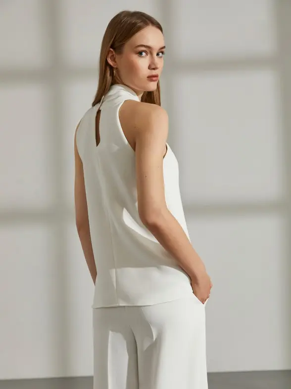 top para mulher branco sem manga com decote cruzado