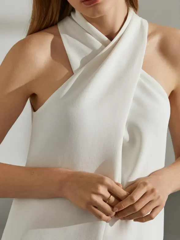 top para mulher branco sem manga com decote cruzado