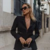blazer ajustado com detalhes de renda