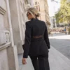 blazer ajustado com detalhes de renda