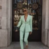 blazer com detalhe de correntes douradas
