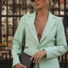 blazer com detalhe de correntes douradas