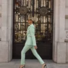blazer com detalhe de correntes douradas