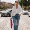 calça boca de sino com bolsos frontais