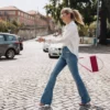 calça boca de sino com bolsos frontais