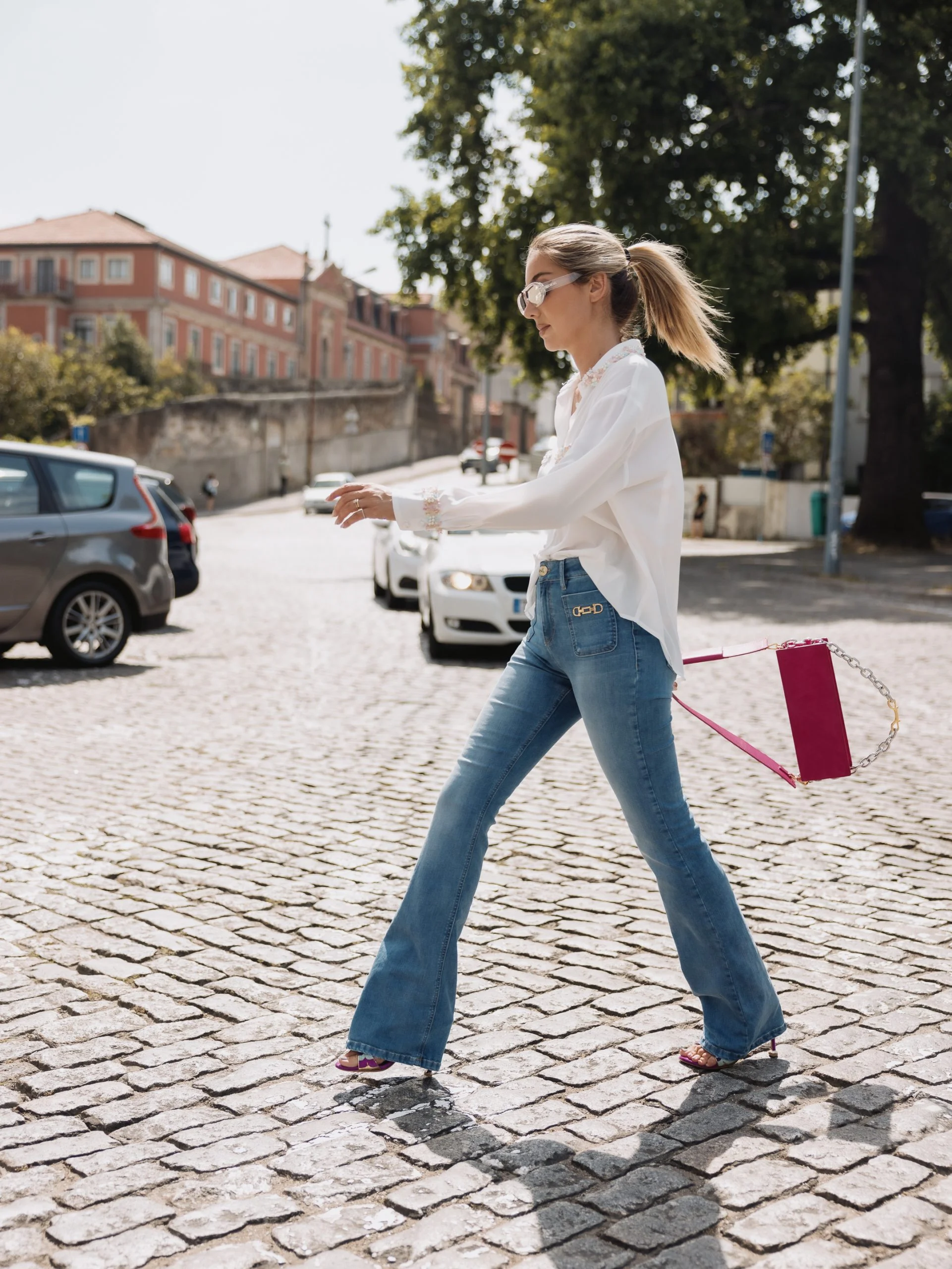 calça boca de sino com bolsos frontais