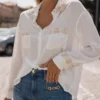 calça boca de sino com bolsos frontais
