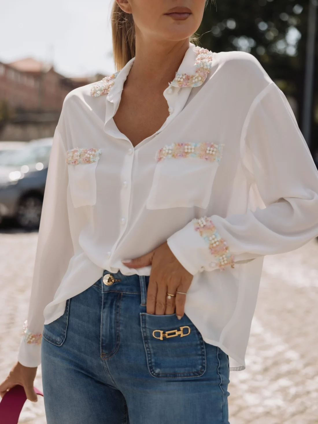 calça boca de sino com bolsos frontais