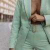 calça com detalhe de fivela