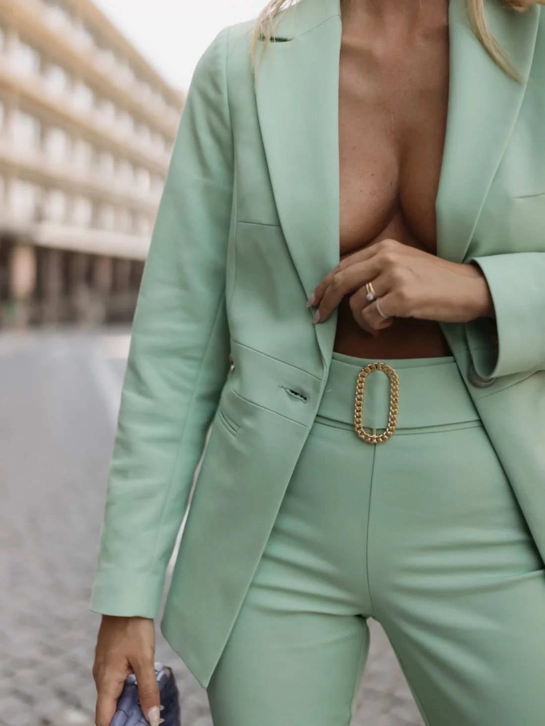 calça com detalhe de fivela