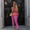top estampado com detalhe de correntes