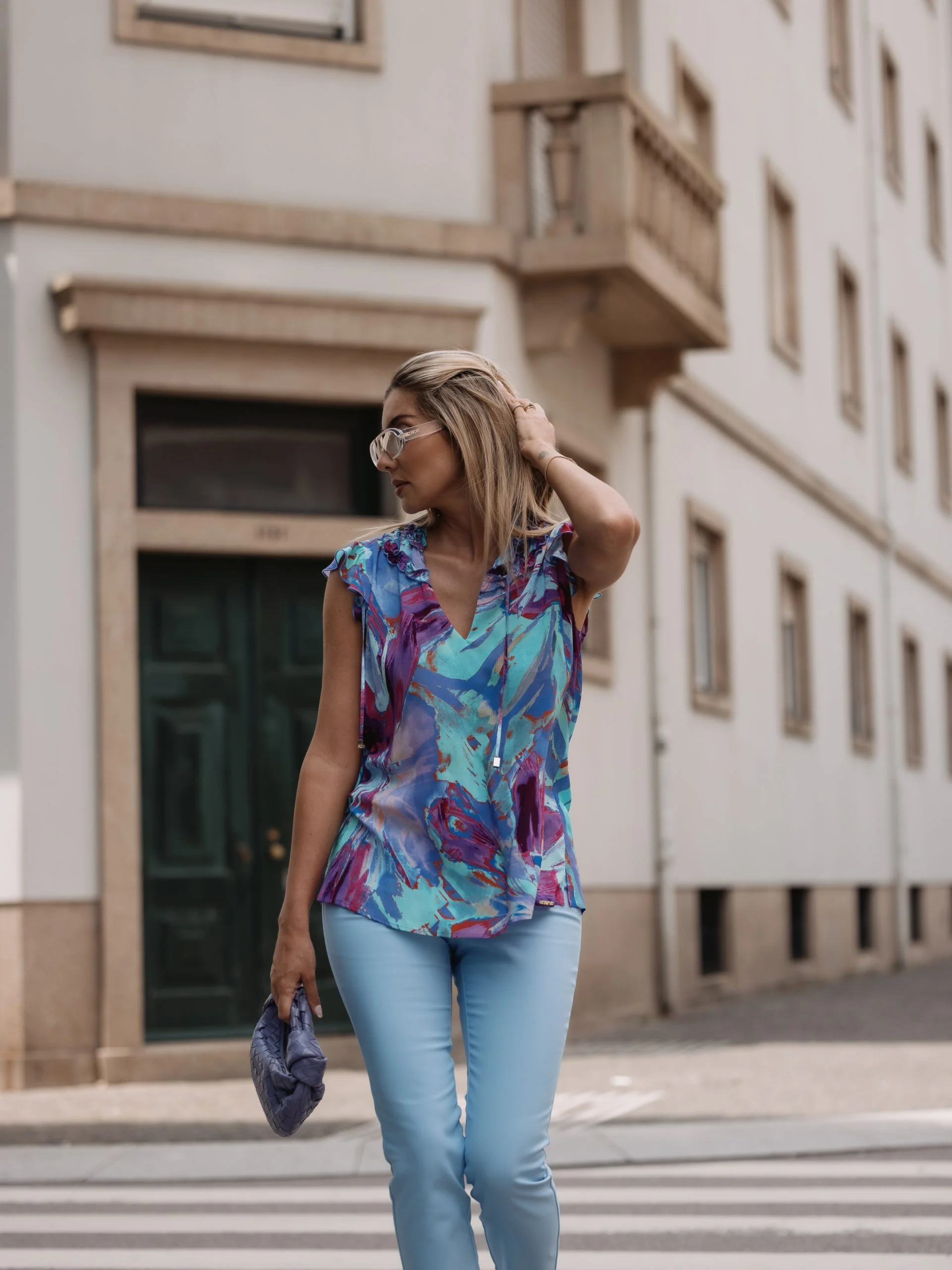 top estampado com mini folhos