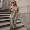 top estampado com pormenor de fivela