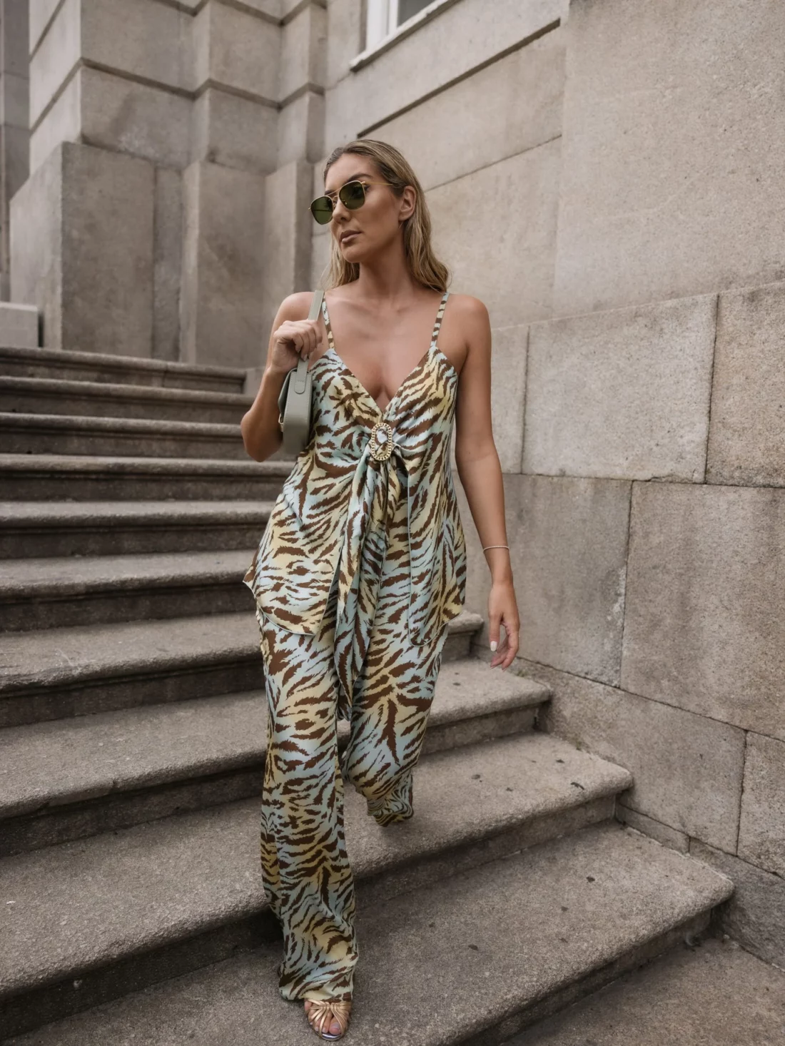 top estampado com pormenor de fivela