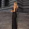 vestido comprido com brilho e pormenor de corrente