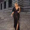 vestido comprido com brilho e pormenor de corrente
