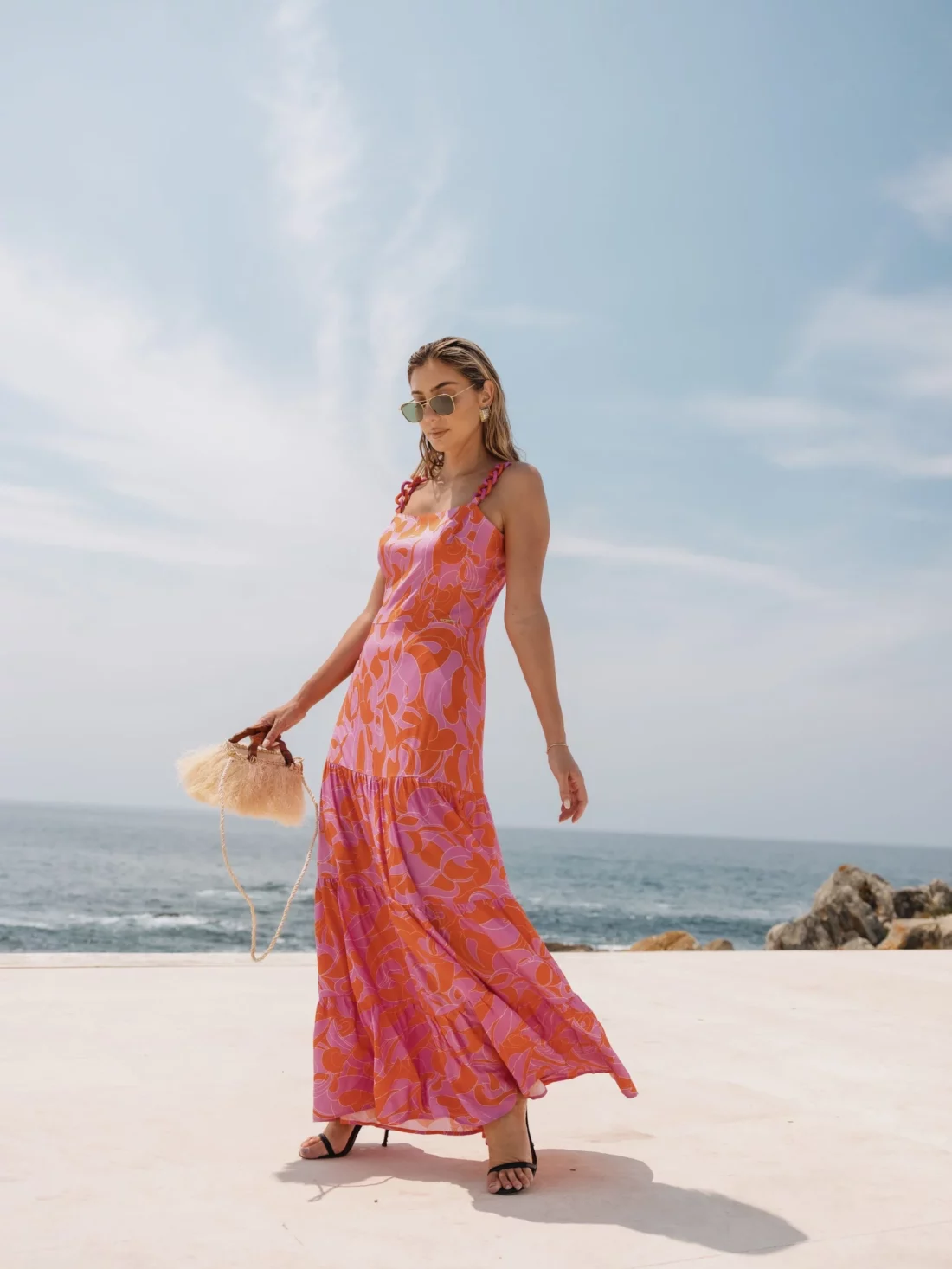 vestido estampado com detalhe de alças fantasia