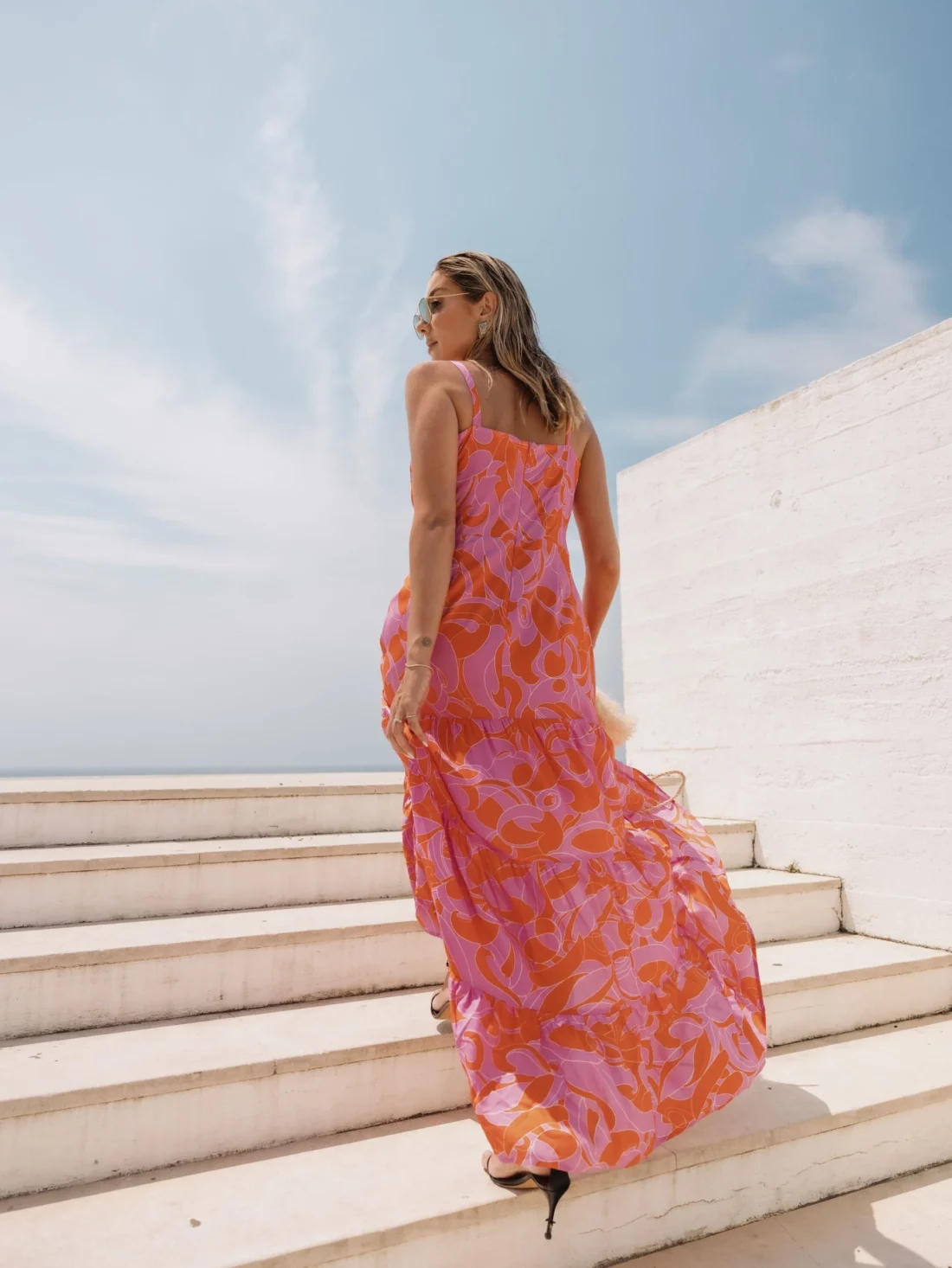 vestido estampado com detalhe de alças fantasia