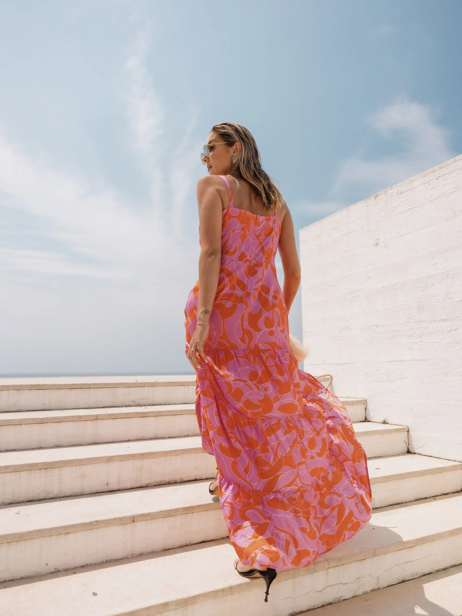 vestido estampado com detalhe de alças fantasia