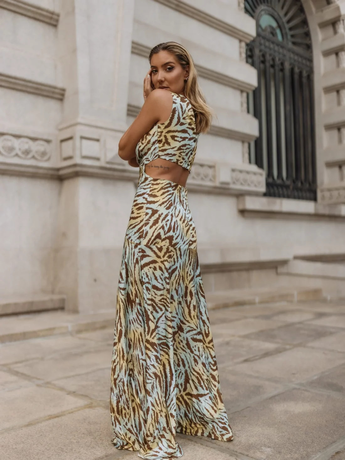 vestido estampado com detalhe de fivela