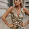 vestido estampado com detalhe de fivela