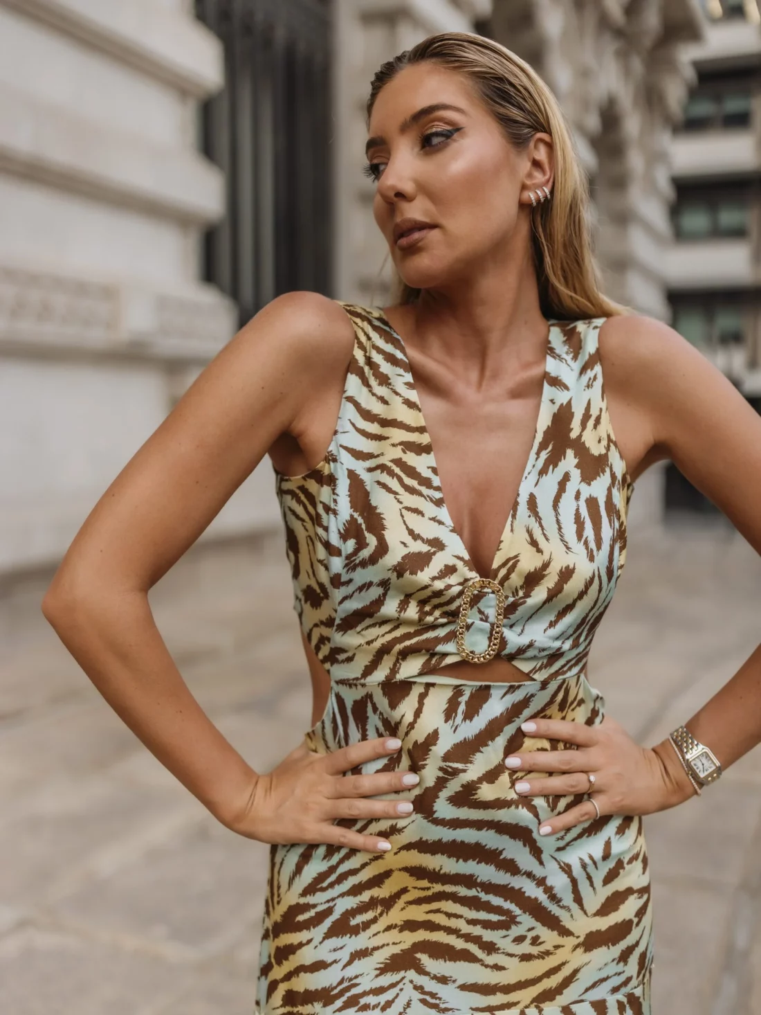 vestido estampado com detalhe de fivela