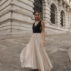 vestido plissado em contraste