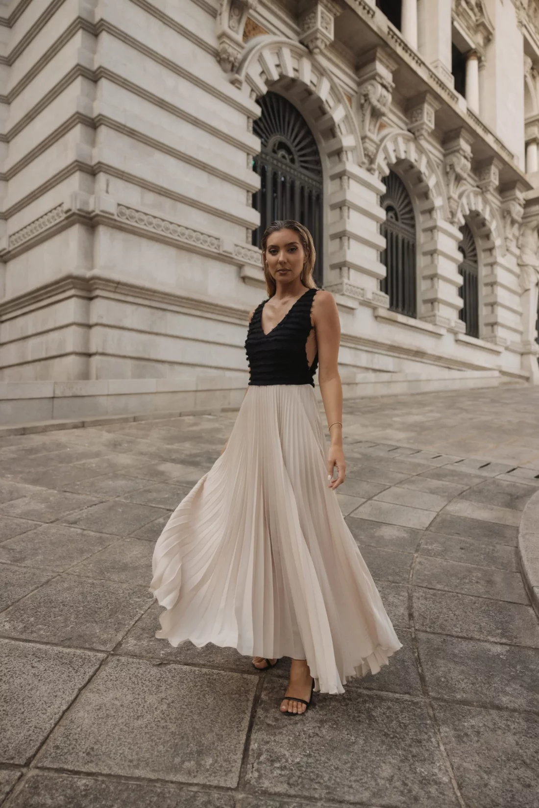 vestido plissado em contraste