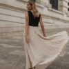 vestido plissado em contraste