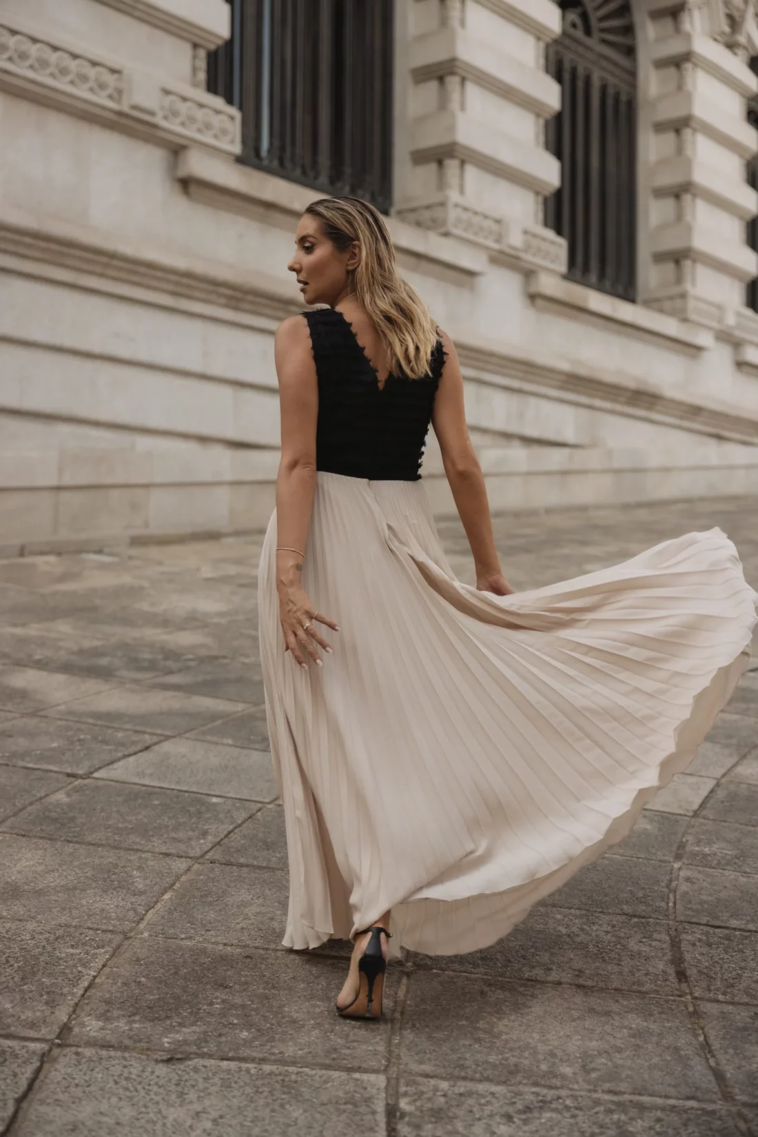 vestido plissado em contraste