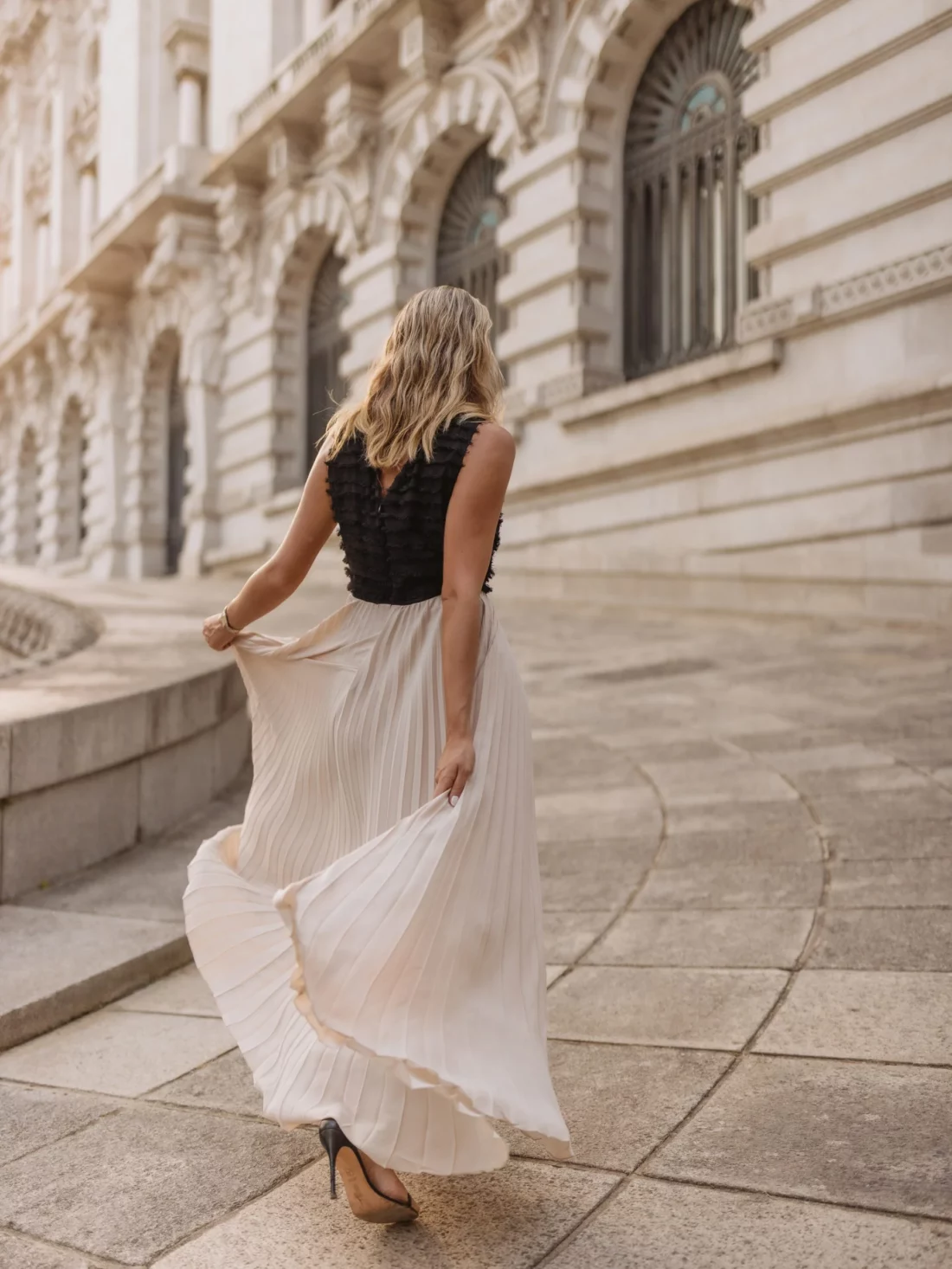 vestido plissado em contraste