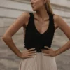 vestido plissado em contraste